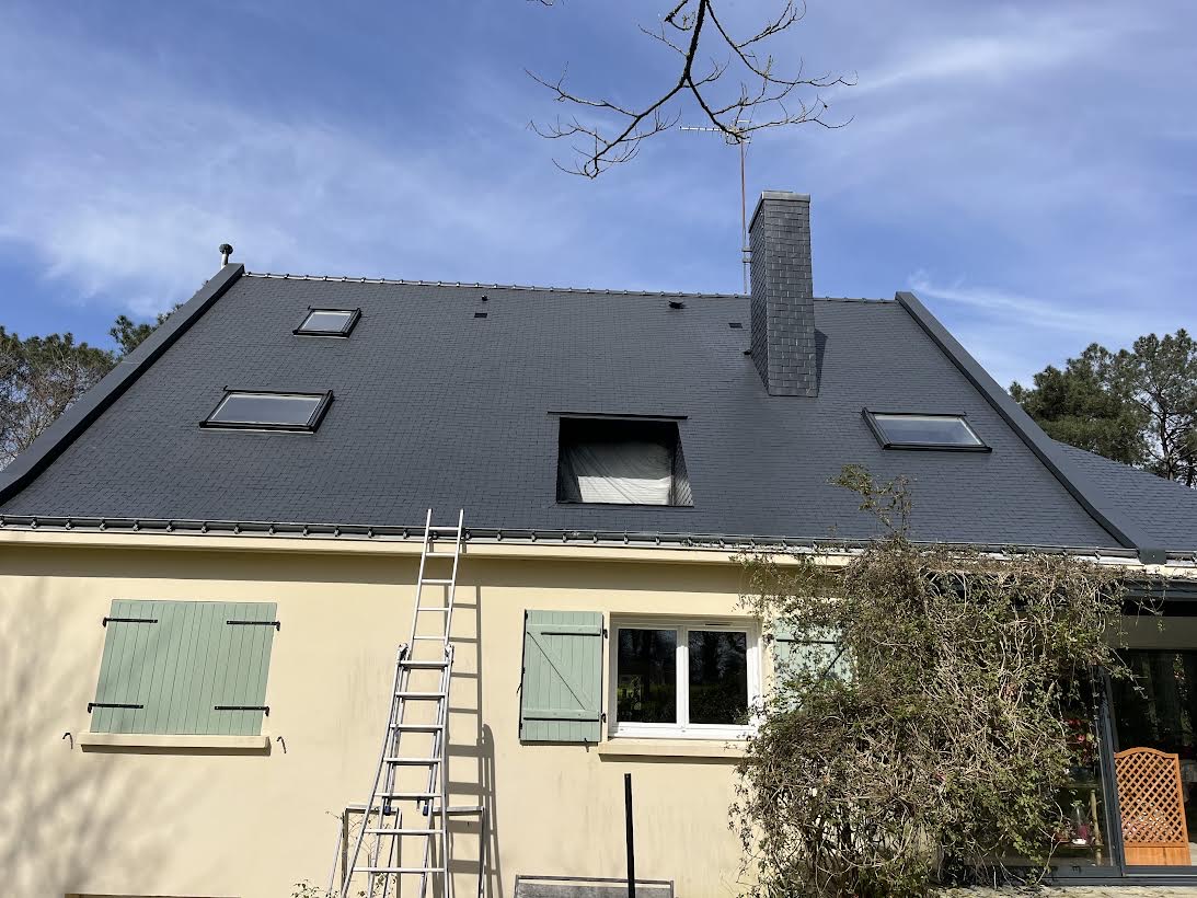 Toiture en ardoise rénovée par JBG Couverture dans le Morbihan