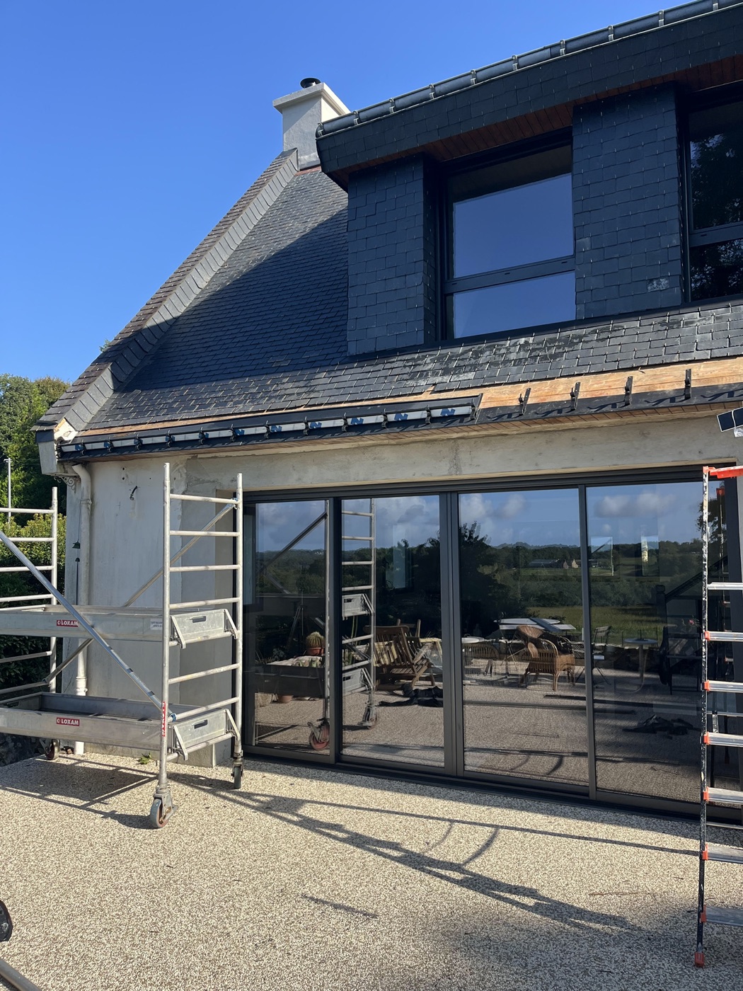 Pose de gouttière en zinc par un couvreur zingueur à Vannes