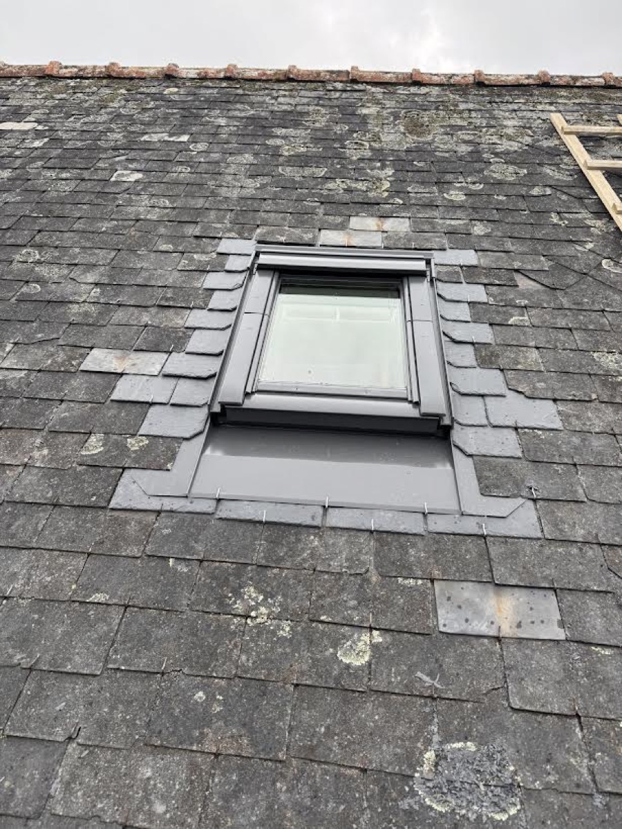 Velux posé et fini sur une toiture en ardoise dans le Morbihan
