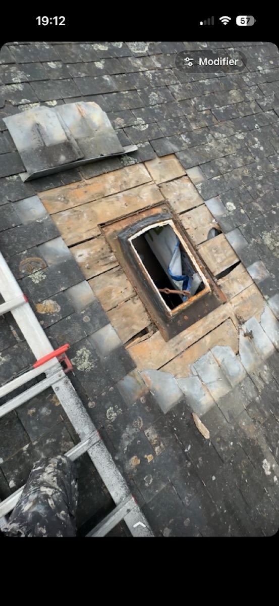 Toiture en ardoise avant la pose d'un Velux à Vannes